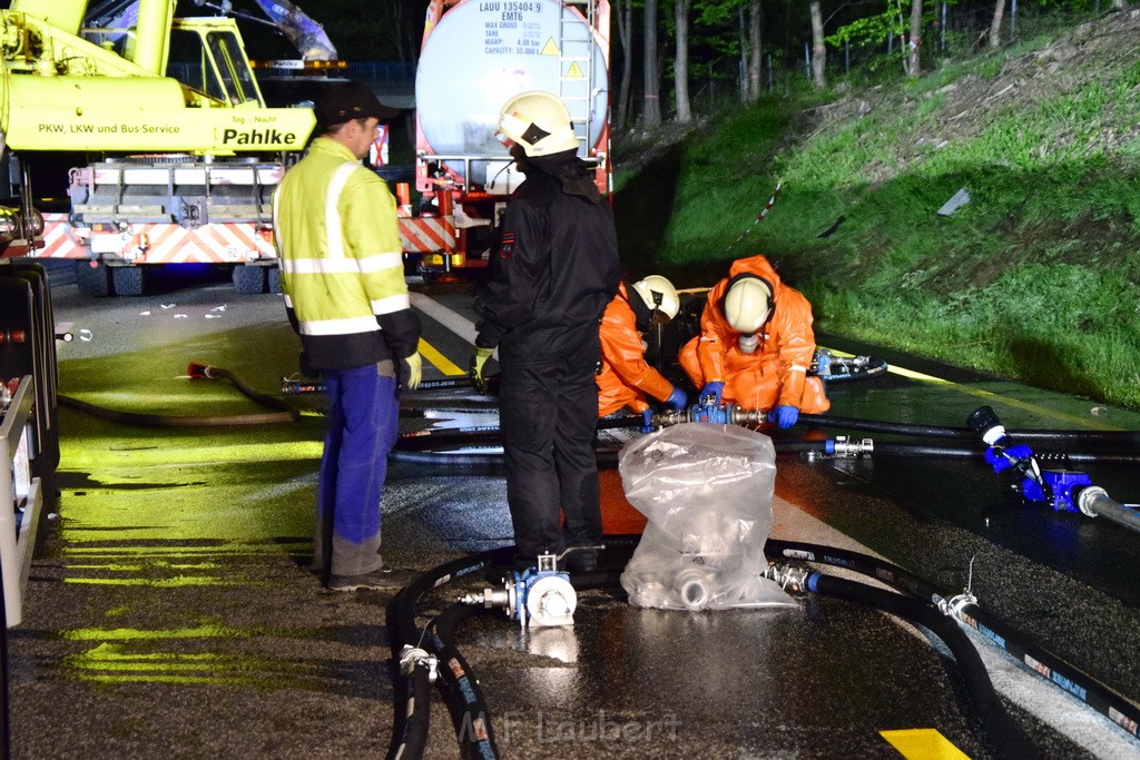 VU Gefahrgut LKW umgestuerzt A 4 Rich Koeln Hoehe AS Gummersbach P695.JPG - Miklos Laubert